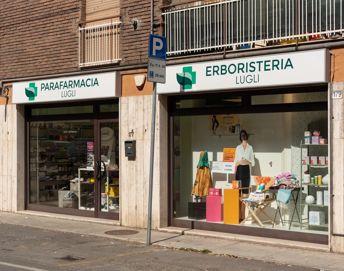 Vetrine della Parafarmacia ed Erboristeria Lugli
